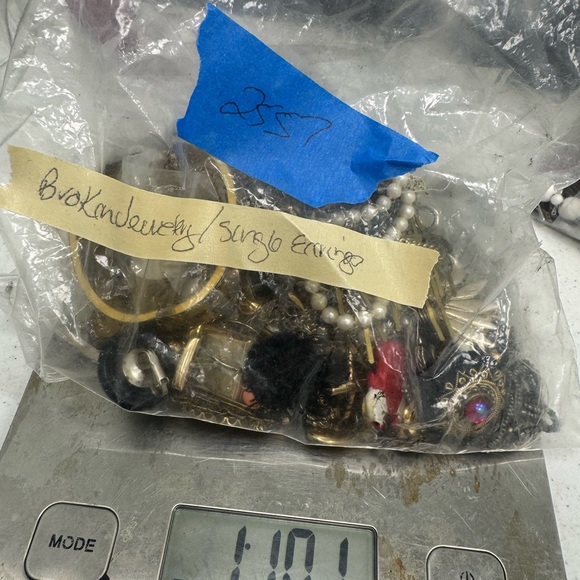 Jewelry - A bag of broken jewelry from estate sales